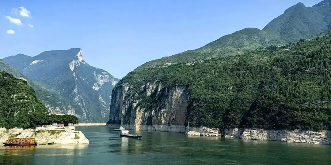 Panoramic view of the winding Yangtze River cutting through rugged mountain ranges